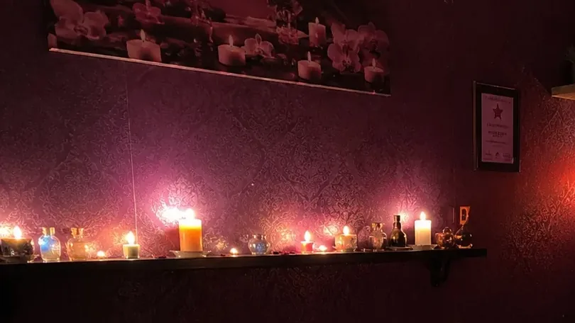 Masaj odasındaki mum rafı — Lila Spa, Avcılar misafirlerine hizmet veren salon