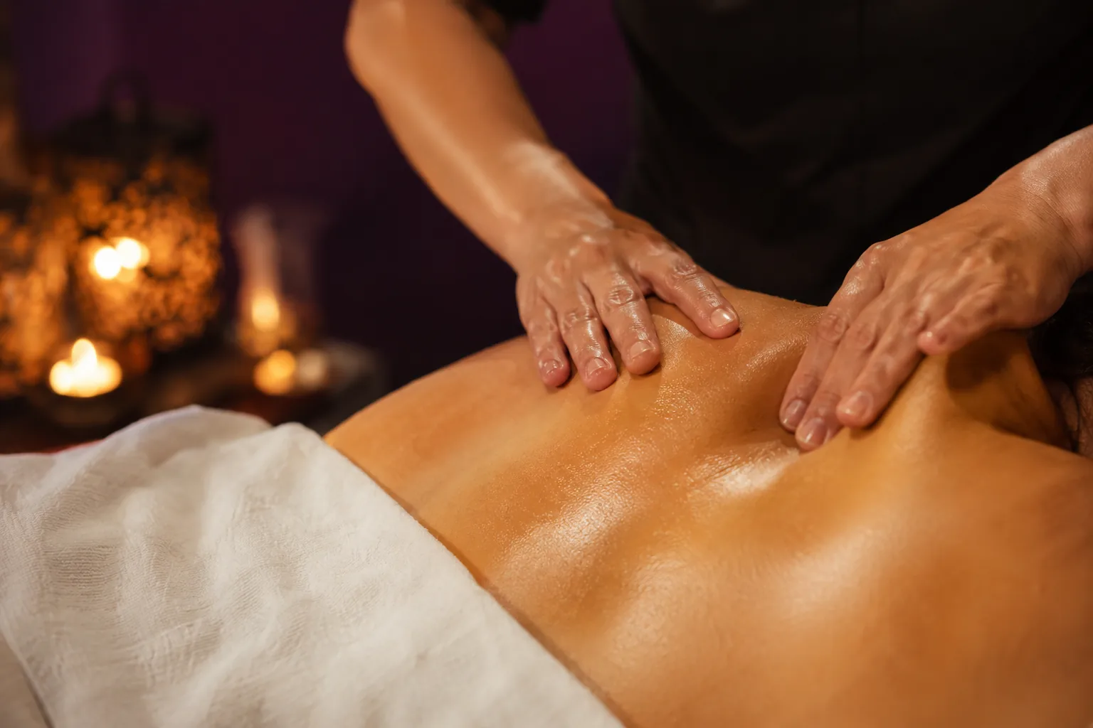 Sırt masajı uygulaması — Lila Spa, Avcılar misafirlerine hizmet veren salon